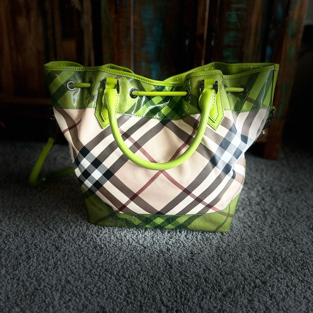 The Burberry Beige/Green PVC and Patent Leather Drawstring Tote (Rare) - Picture 13 of 16